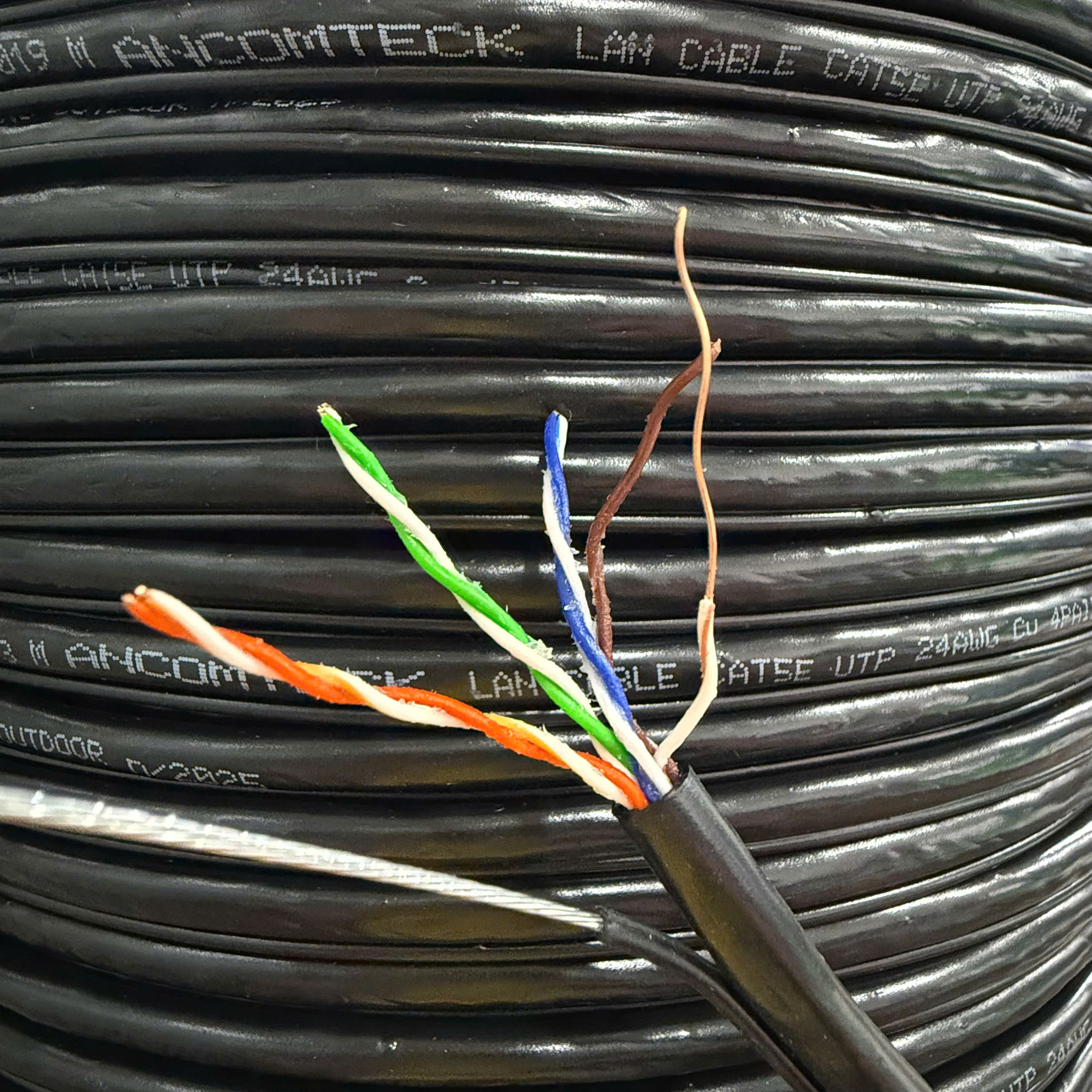 Cáp mạng CAT5e UTP đồng dầu chạy ngoài trời - có dây chịu lực gia cường - Outdoor ACT-5LANOD-305BKO