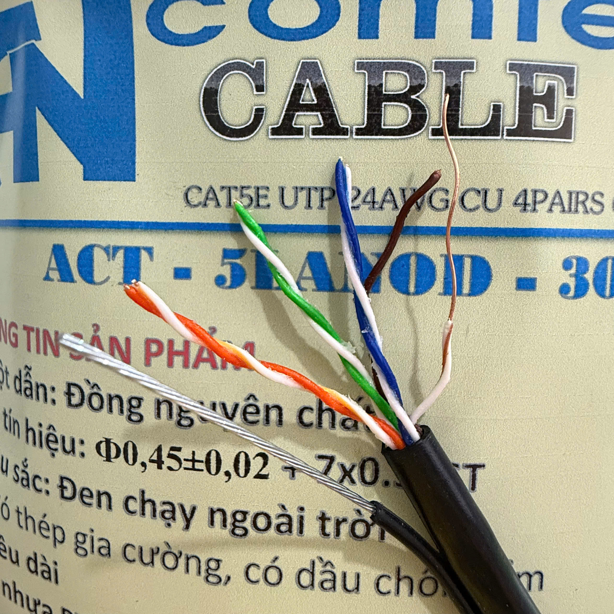 Cáp mạng CAT5e UTP đồng dầu chạy ngoài trời - có dây chịu lực gia cường - Outdoor ACT-5LANOD-305BKO
