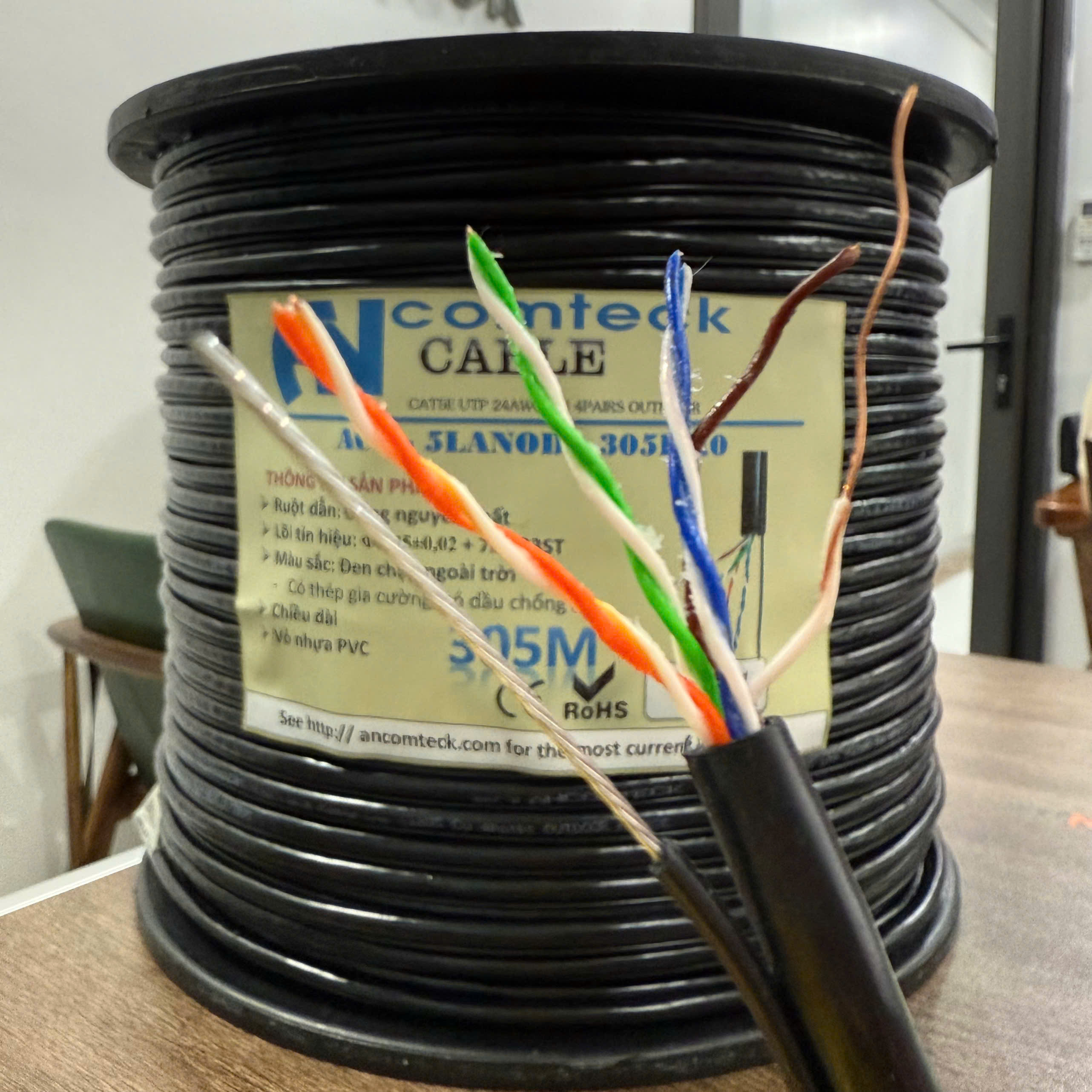 Cáp mạng CAT5e UTP đồng dầu chạy ngoài trời - có dây chịu lực gia cường - Outdoor ACT-5LANOD-305BKO